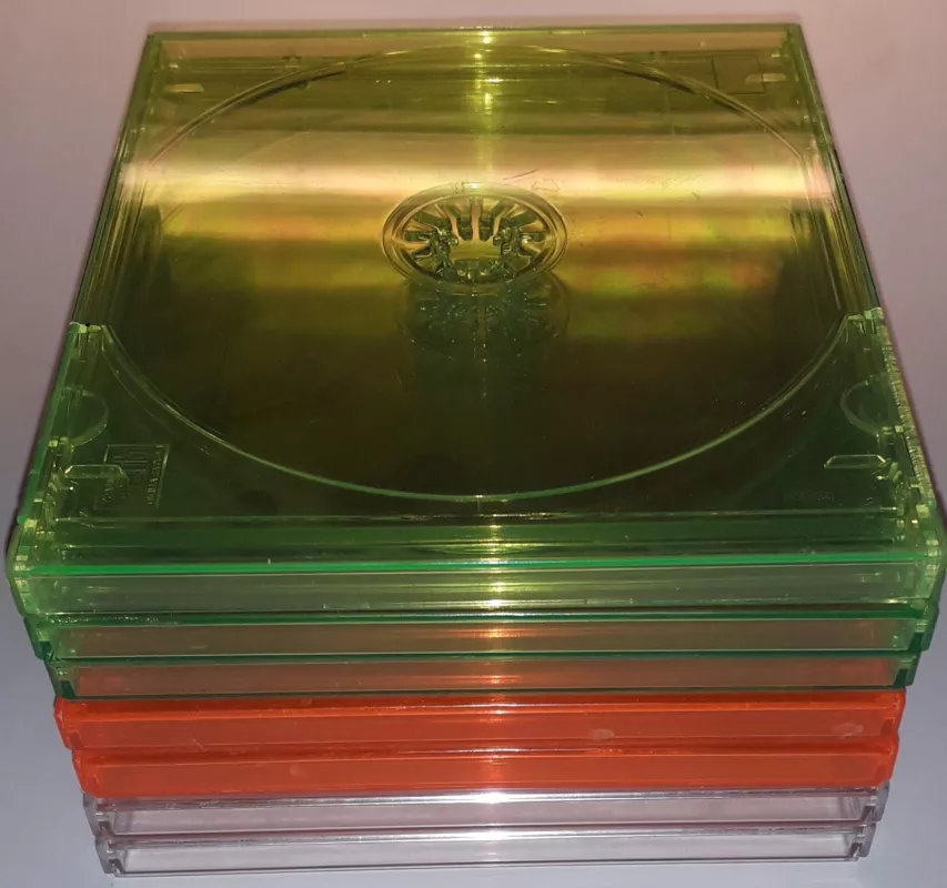 sedm barevných obalů na kompaktní disky šíře 10mm