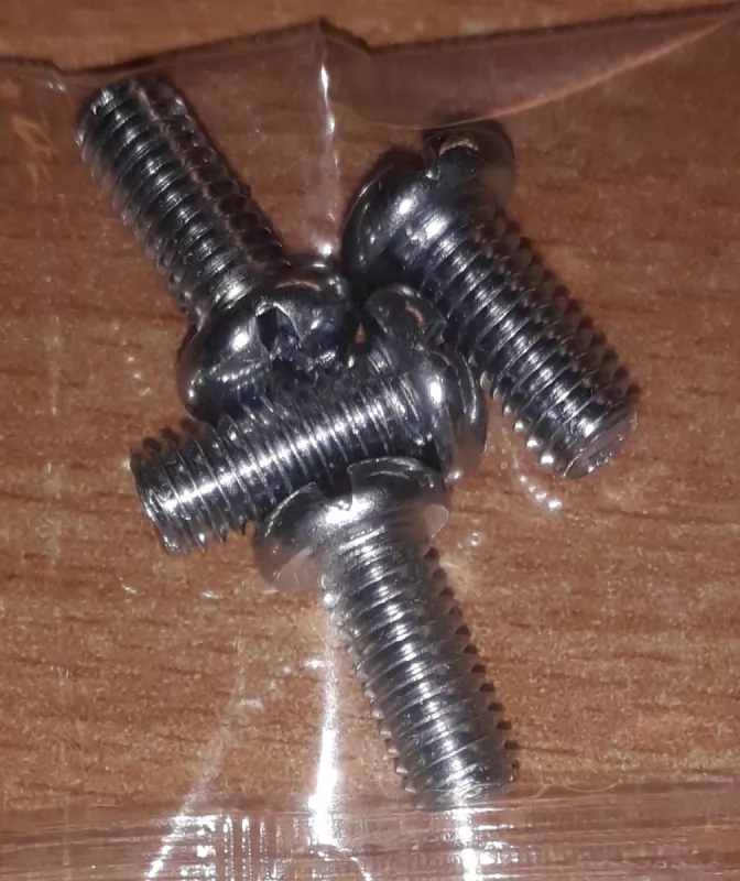 4x šroubek s křížovou hlavou M5x17mm