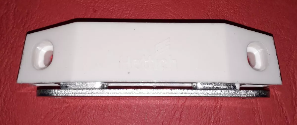 Hettich nábytkový magnet, bílý 17x75x19mm